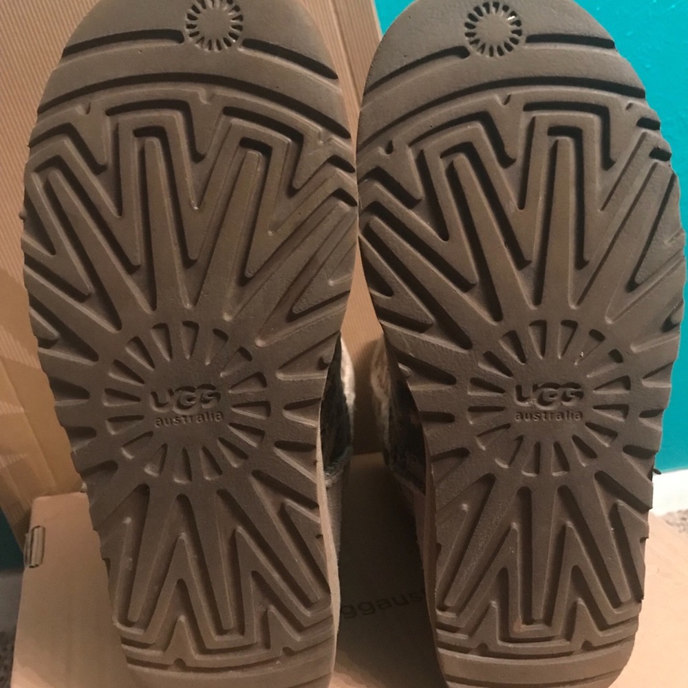 Authentic Uggs Size 7. Barely Used! - image 3